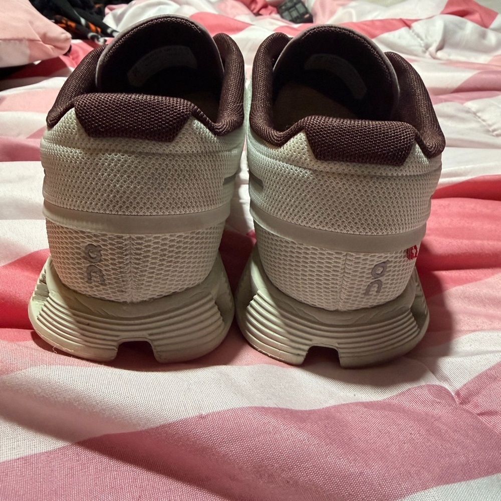 Women’s On Cloud 5 Athletic Shoes - Picture 2 of 4